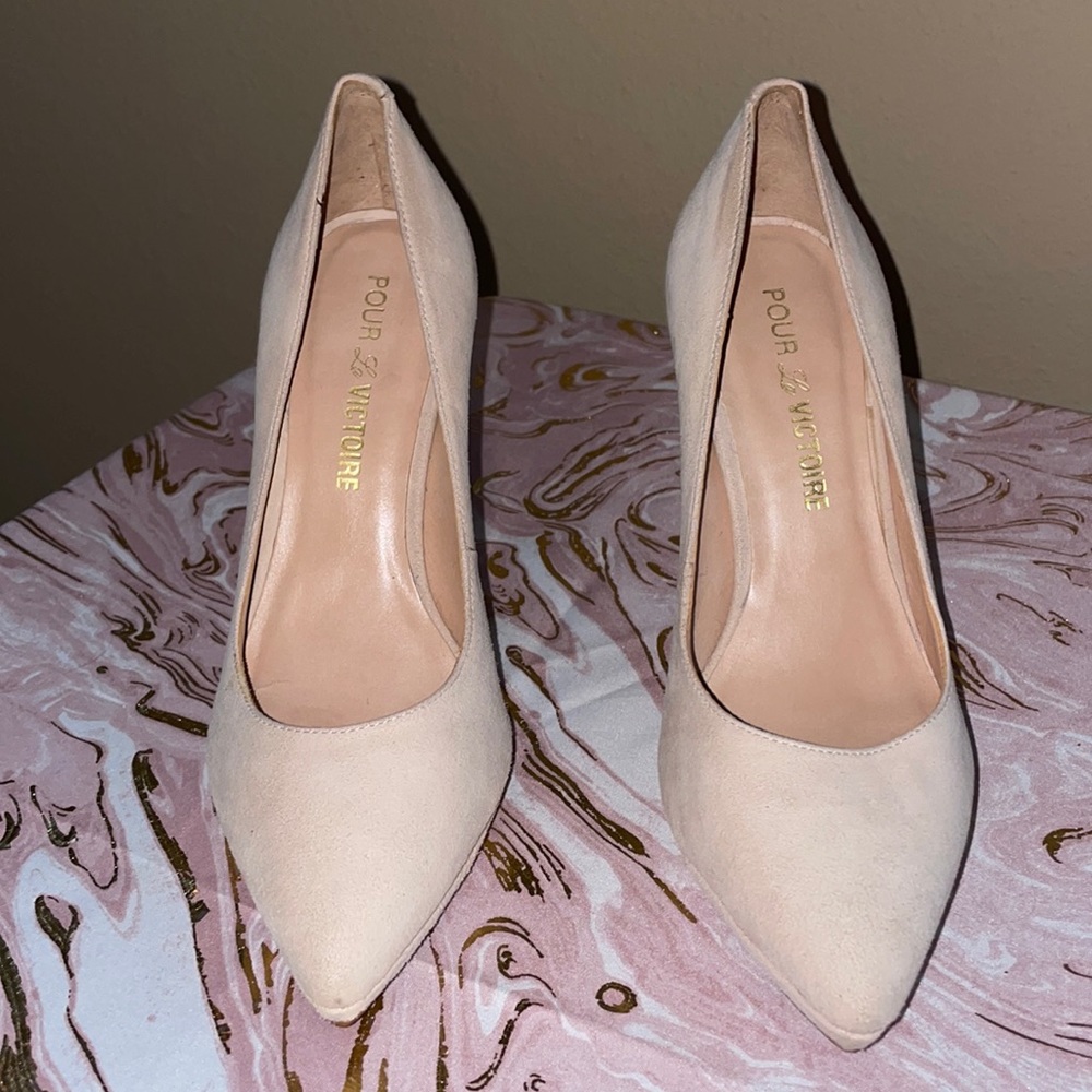 Like new Pour la Victoire suede pumps.